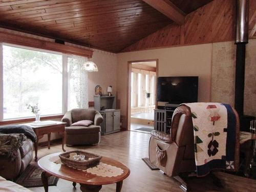 689 Bears Pass Road, Rainy Lake, ON - Indoor Photo Showing Living Room