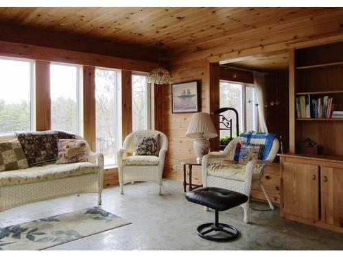 689 Bears Pass Road, Rainy Lake, ON - Indoor Photo Showing Living Room