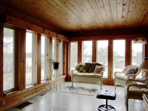 689 Bears Pass Road, Rainy Lake, ON - Indoor Photo Showing Living Room