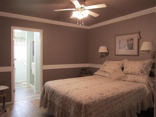 689 Bears Pass Road, Rainy Lake, ON - Indoor Photo Showing Bedroom