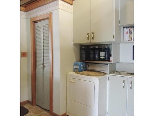 689 Bears Pass Road, Rainy Lake, ON - Indoor Photo Showing Laundry Room