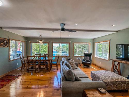 12 144 Andys Camp Road, Kenora, ON - Indoor Photo Showing Living Room