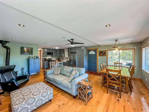 12 144 Andys Camp Road, Kenora, ON - Indoor Photo Showing Living Room