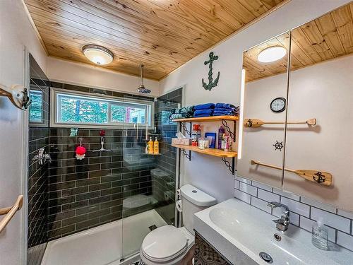 12 144 Andys Camp Road, Kenora, ON - Indoor Photo Showing Bathroom