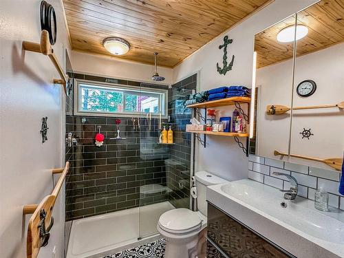 12 144 Andys Camp Road, Kenora, ON - Indoor Photo Showing Bathroom