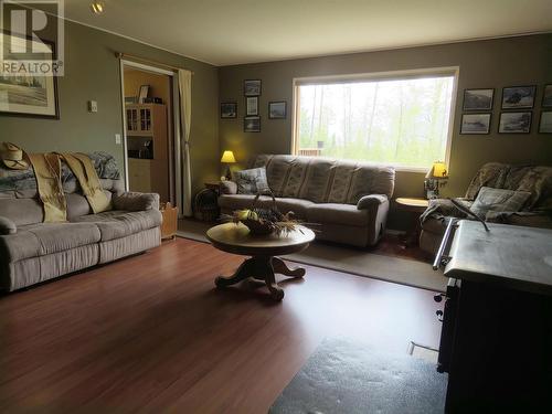 4000 Mountain View Road, Mcbride, BC - Indoor Photo Showing Living Room