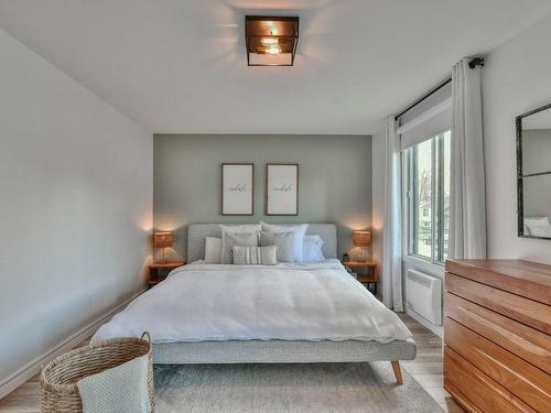 Chambre Ã  coucher principale - 220 10E Avenue, Sainte-Anne-Des-Plaines, QC - Indoor Photo Showing Bedroom