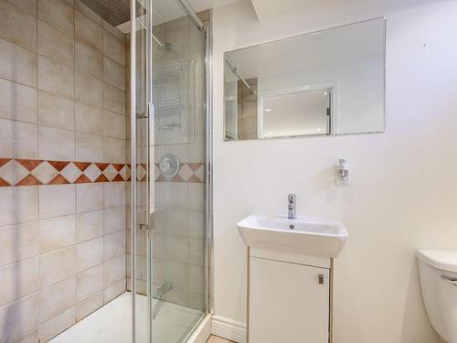 Bathroom - 3915 Rue Edgar, Longueuil (Saint-Hubert), QC - Indoor Photo Showing Bathroom