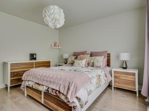 Master bedroom - 58 Ch. Du Fort, Saint-Hippolyte, QC - Indoor Photo Showing Bedroom