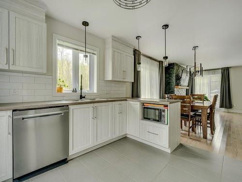 Kitchen - 58 Ch. Du Fort, Saint-Hippolyte, QC - Indoor Photo Showing Kitchen With Upgraded Kitchen