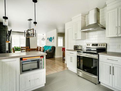 Kitchen - 58 Ch. Du Fort, Saint-Hippolyte, QC - Indoor Photo Showing Kitchen With Upgraded Kitchen