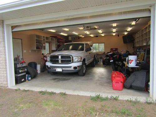 1365 Riverdale Road, Thunder Bay, ON - Indoor Photo Showing Garage
