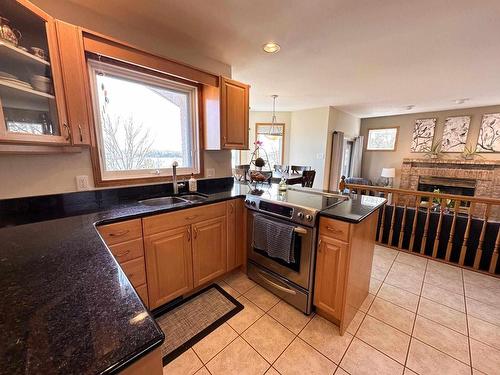 1314 Beach Road, Kenora, ON - Indoor Photo Showing Kitchen With Double Sink