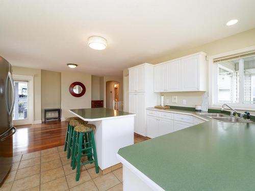 2355 Regent Place, Kamloops, BC - Indoor Photo Showing Kitchen With Double Sink