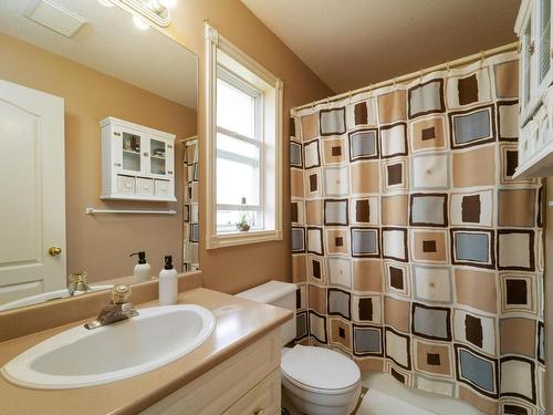 2355 Regent Place, Kamloops, BC - Indoor Photo Showing Bathroom
