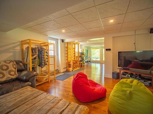 2921 Paradise Road, Kamloops, BC - Indoor Photo Showing Living Room