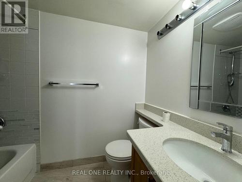 909 - 325 Webb Drive, Mississauga, ON - Indoor Photo Showing Bathroom