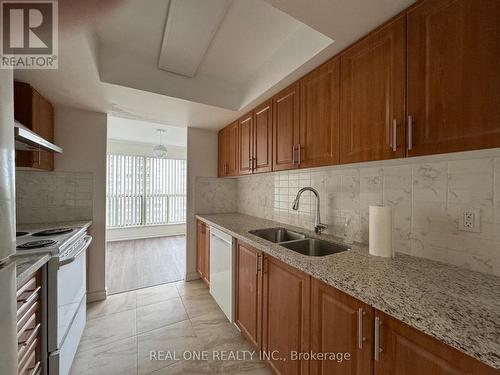 909 - 325 Webb Drive, Mississauga, ON - Indoor Photo Showing Kitchen With Double Sink