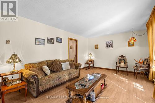 126 Woodward Avenue, Tiny, ON - Indoor Photo Showing Living Room