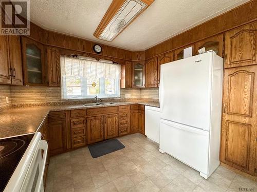 419 Marion St, Iroquois Falls, ON - Indoor Photo Showing Kitchen With Double Sink
