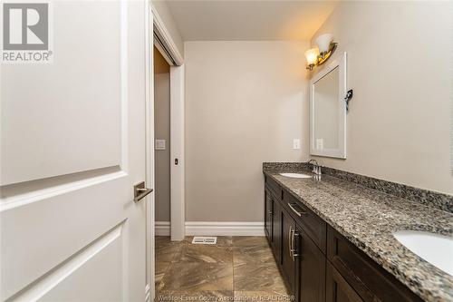 934 Chateau Avenue, Windsor, ON - Indoor Photo Showing Bathroom