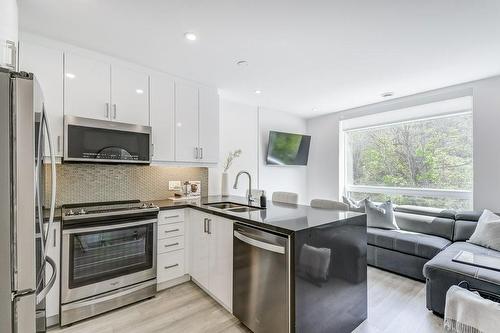 Quartz counters, upgraded appliances. - 479 Charlton Avenue E|Unit #509, Hamilton, ON - Indoor Photo Showing Kitchen With Double Sink With Upgraded Kitchen