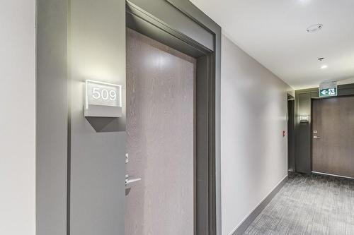 Bright hallways. - 479 Charlton Avenue E|Unit #509, Hamilton, ON - Indoor Photo Showing Other Room