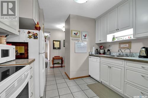 404 4555 Rae Street, Regina, SK - Indoor Photo Showing Kitchen