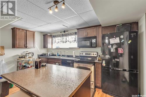 325 Witney Avenue S, Saskatoon, SK - Indoor Photo Showing Kitchen