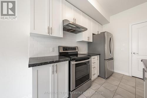 391 Athabasca Common, Oakville, ON - Indoor Photo Showing Kitchen