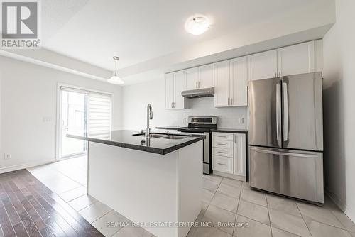 391 Athabasca Common, Oakville, ON - Indoor Photo Showing Kitchen With Double Sink