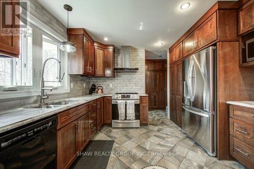 5 Eleanor Court, Tillsonburg, ON - Indoor Photo Showing Kitchen With Double Sink With Upgraded Kitchen