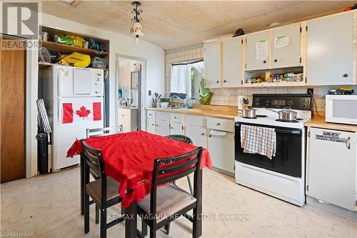 4403 Park Street, Niagara Falls, ON - Indoor Photo Showing Kitchen