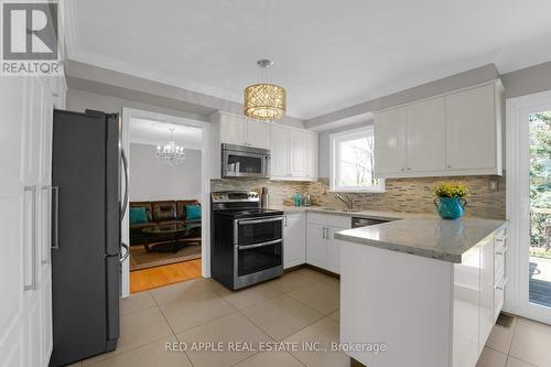 31 Mulock Drive, Bradford West Gwillimbury, ON - Indoor Photo Showing Kitchen With Upgraded Kitchen