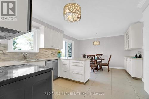 31 Mulock Drive, Bradford West Gwillimbury, ON - Indoor Photo Showing Kitchen
