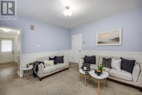 585 Maiden Lane, Peterborough, ON - Indoor Photo Showing Living Room