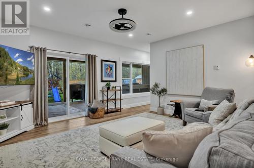 353 Jarvis Road, Madoc, ON - Indoor Photo Showing Living Room