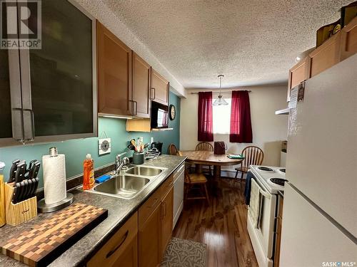 5 116 Acadia Court, Saskatoon, SK - Indoor Photo Showing Kitchen With Double Sink