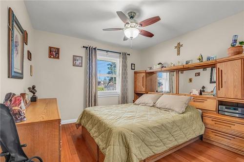 128 Hardale Crescent, Hamilton, ON - Indoor Photo Showing Bedroom
