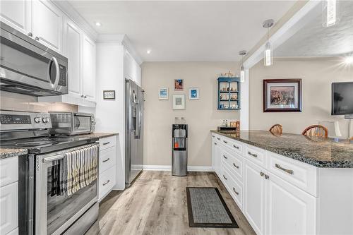128 Hardale Crescent, Hamilton, ON - Indoor Photo Showing Kitchen