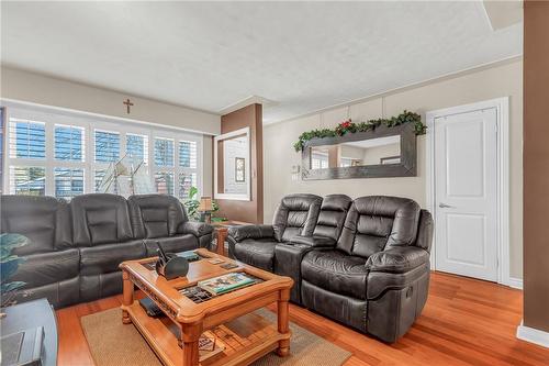 128 Hardale Crescent, Hamilton, ON - Indoor Photo Showing Living Room