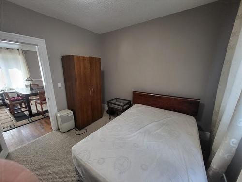 321 Charlton Avenue W, Hamilton, ON - Indoor Photo Showing Bedroom