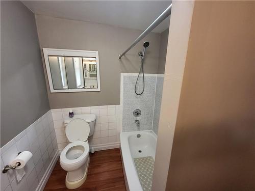 321 Charlton Avenue W, Hamilton, ON - Indoor Photo Showing Bathroom