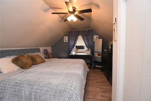 8 East 31St Street, Hamilton, ON - Indoor Photo Showing Bedroom