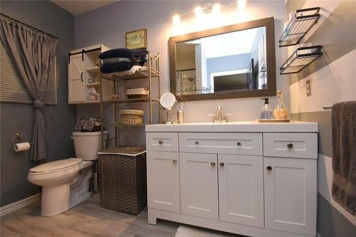 8 East 31St Street, Hamilton, ON - Indoor Photo Showing Bathroom