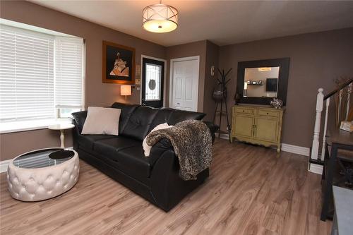 8 East 31St Street, Hamilton, ON - Indoor Photo Showing Living Room
