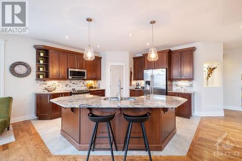504 Mazari Crescent, Ottawa, ON - Indoor Photo Showing Kitchen With Upgraded Kitchen