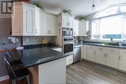 51 Pine Drive, Wallaceburg, ON - Indoor Photo Showing Kitchen With Upgraded Kitchen