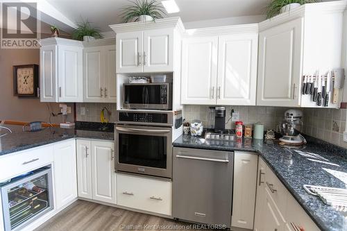51 Pine Drive, Wallaceburg, ON - Indoor Photo Showing Kitchen