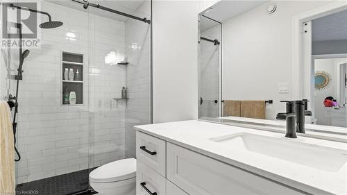 ensuite bathroom - 696 22Nd Avenue, Hanover, ON - Indoor Photo Showing Bathroom